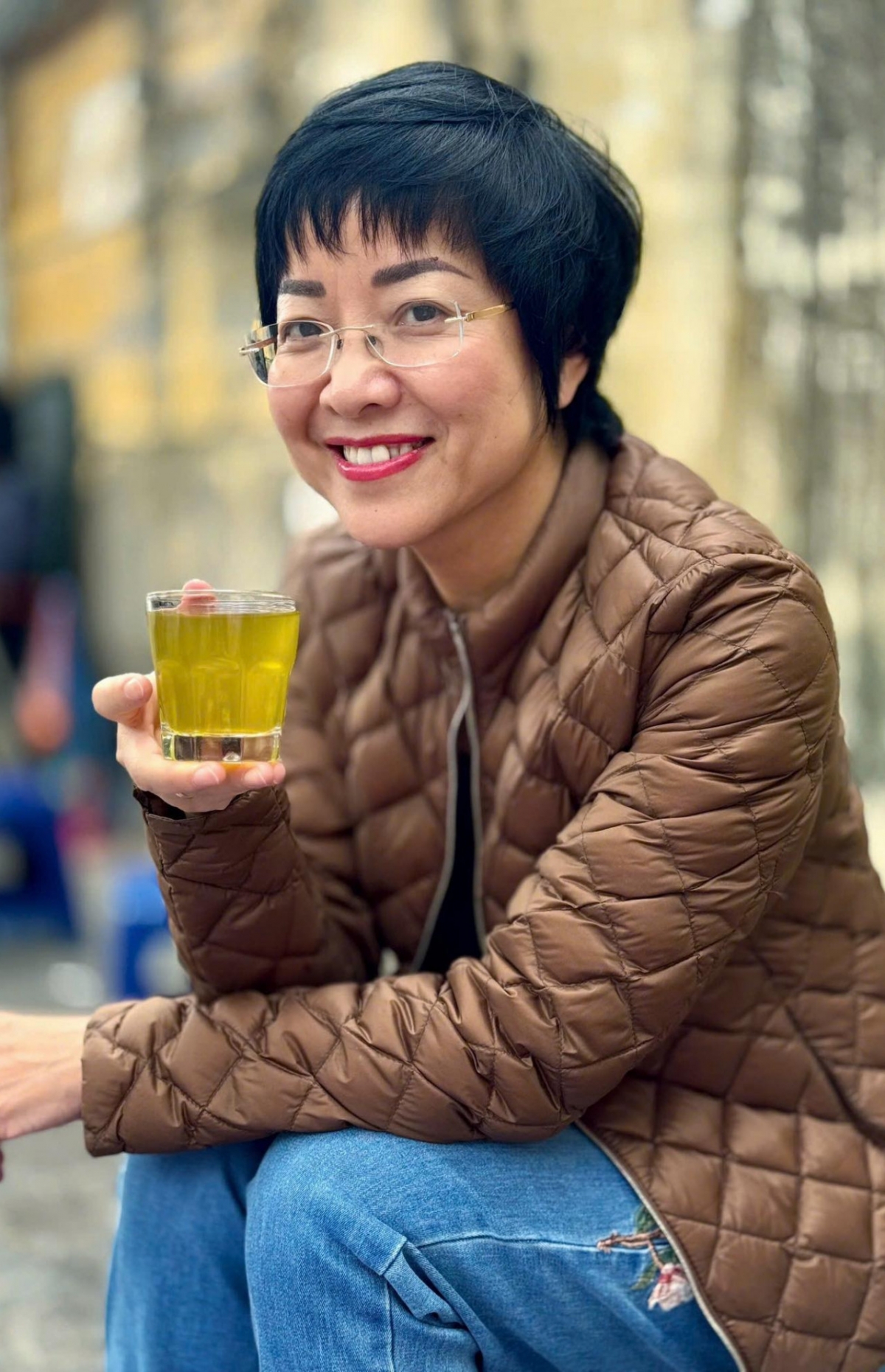 MC Thảo Vân thưởng thức trà nóng, lặng ngắm phố phường trước khi trở lại công việc.