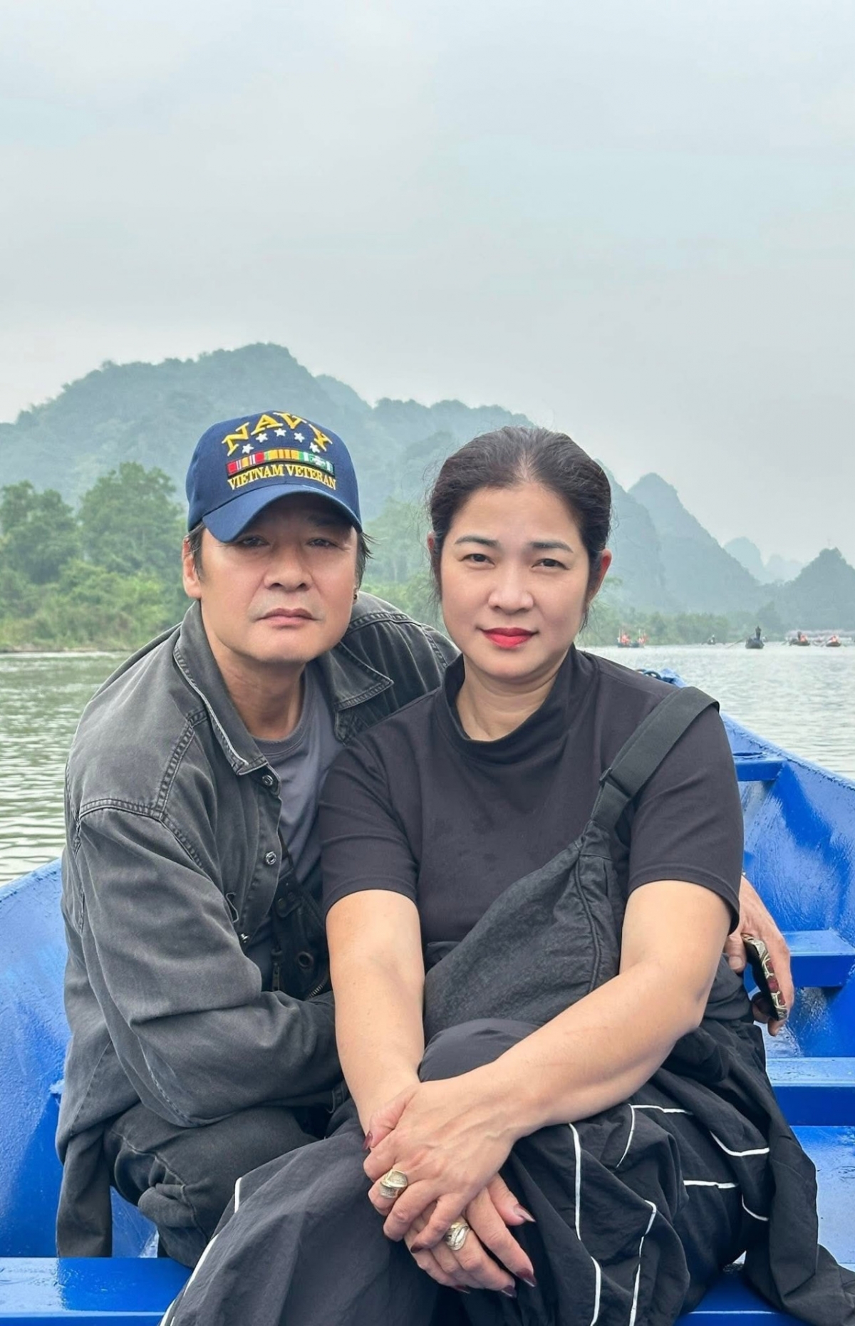 NSƯT Võ Hoài Nam cùng bà xã du xuân, lễ chùa đầu năm. Gần 30 năm gắn bó, cặp đôi vẫn mặn nồng, viên mãn với tổ ấm có 4 con.