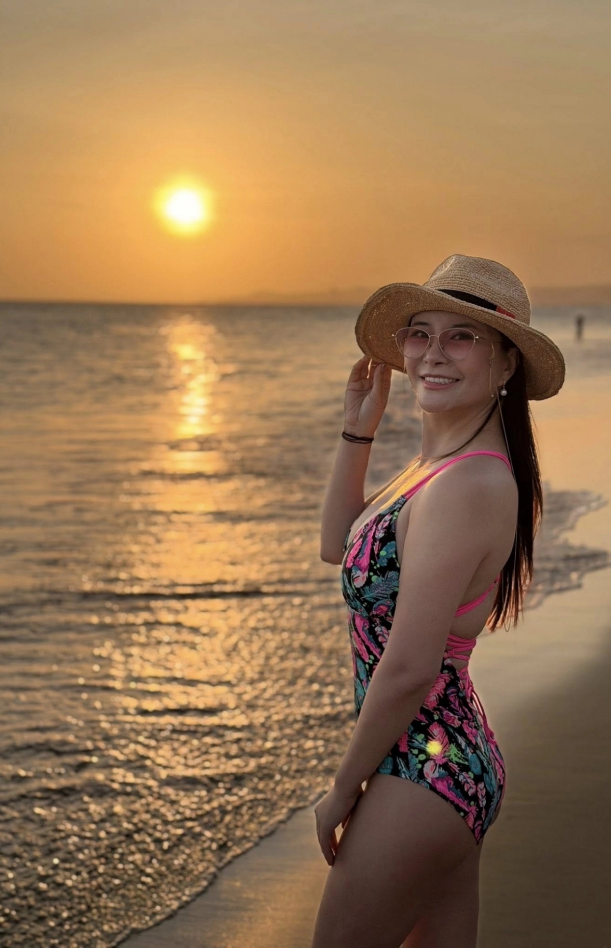 NSƯT Kim Oanh du lịch biển Mũi Né - Bình Thuận, diện bikini 1 mảnh khoe thân hình quyến rũ ở tuổi 51.