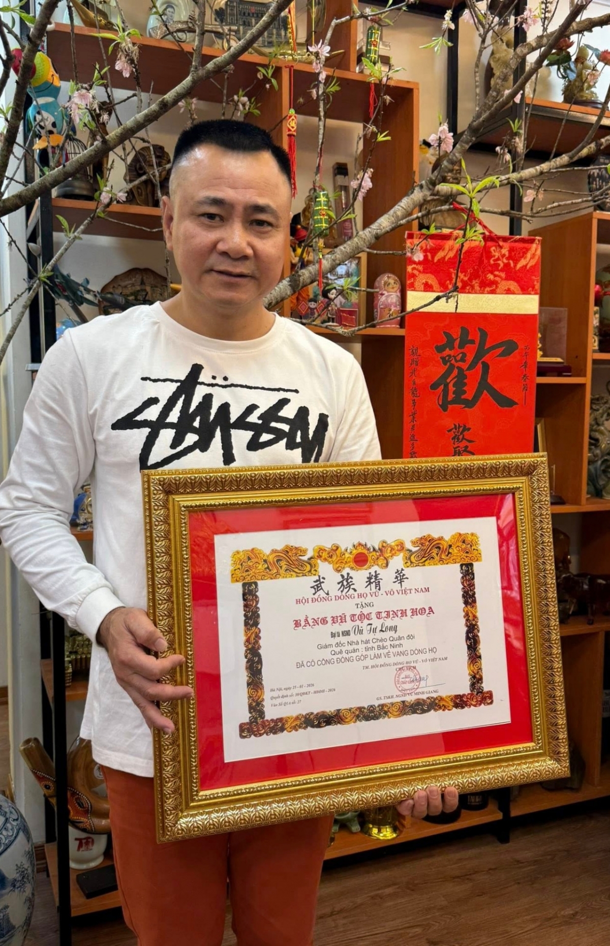 NSND Tự Long đón tin vui đầu năm khi vinh dự nhận bằng khen "Vũ tộc tinh hoa". Đây là một sự kiện ý nghĩa vinh danh những cá nhân xuất sắc mang dòng họ Vũ - Võ có đóng góp lớn cho cộng đồng và đất nước.