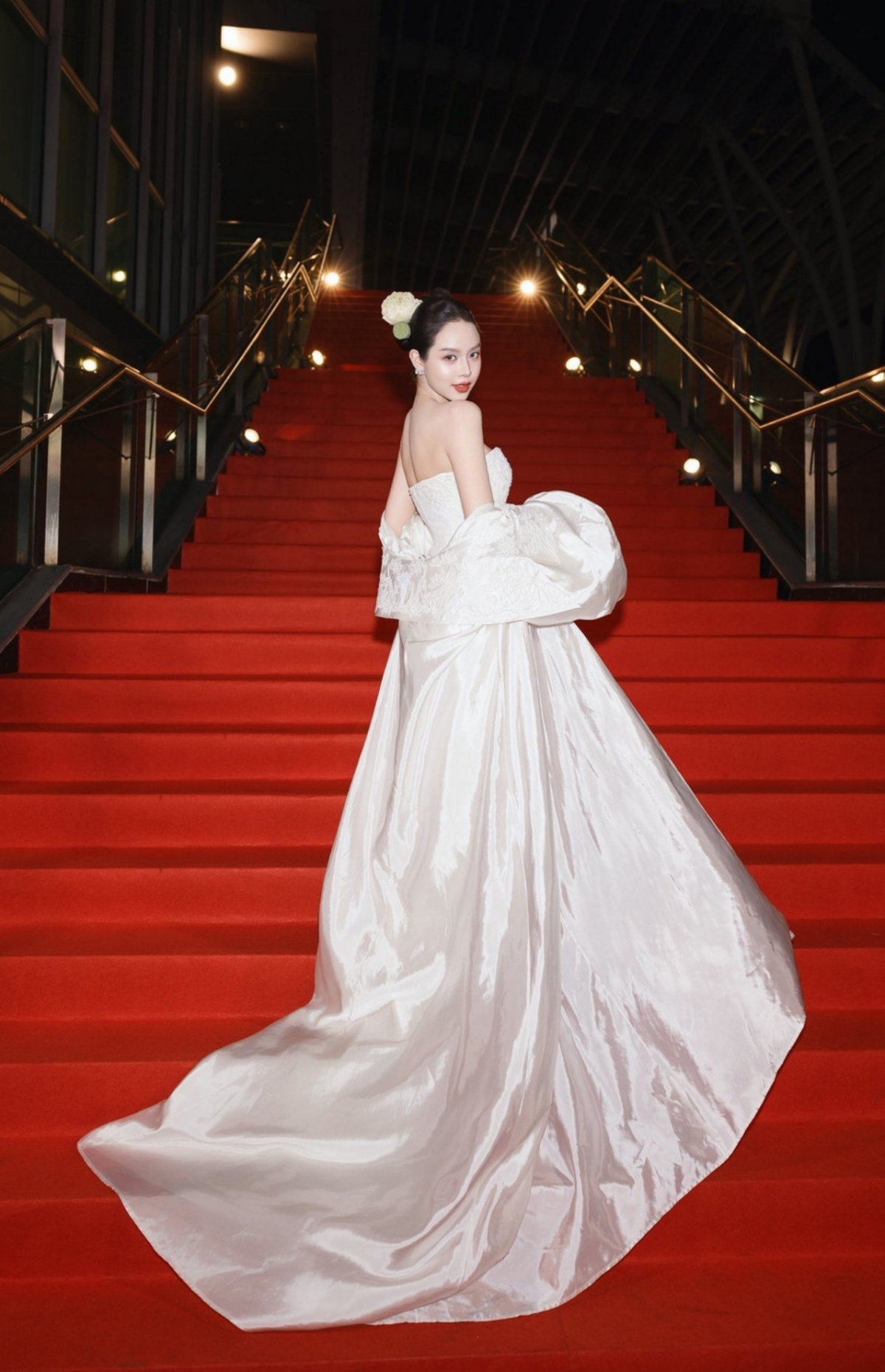 Hoa hậu Thanh Thủy khoe vai thon, làn da trắng trong bộ váy bồng bềnh.