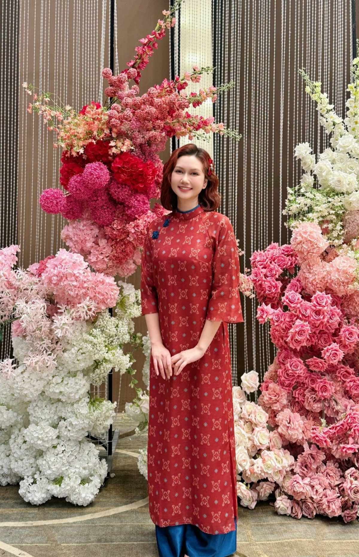 Diễn viên Hương Giang nền nã áo dài dự tiệc tất niên.