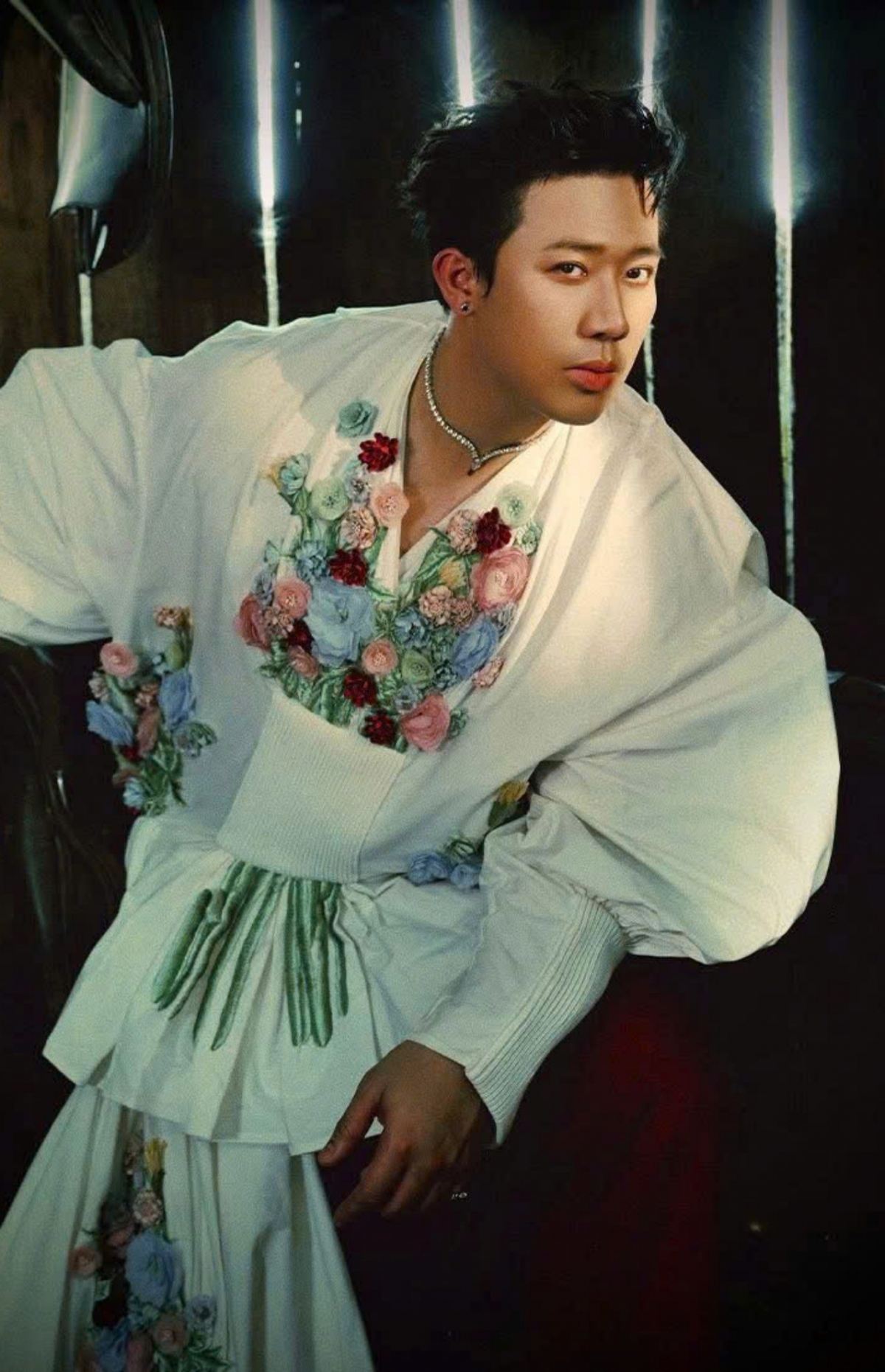 Trấn Thành diện áo oversize với họa tiết hoa 3D đón tuổi 39. Anh nói không sợ già thêm 1 tuổi và sẵn sàng đón nhận mọi thứ.