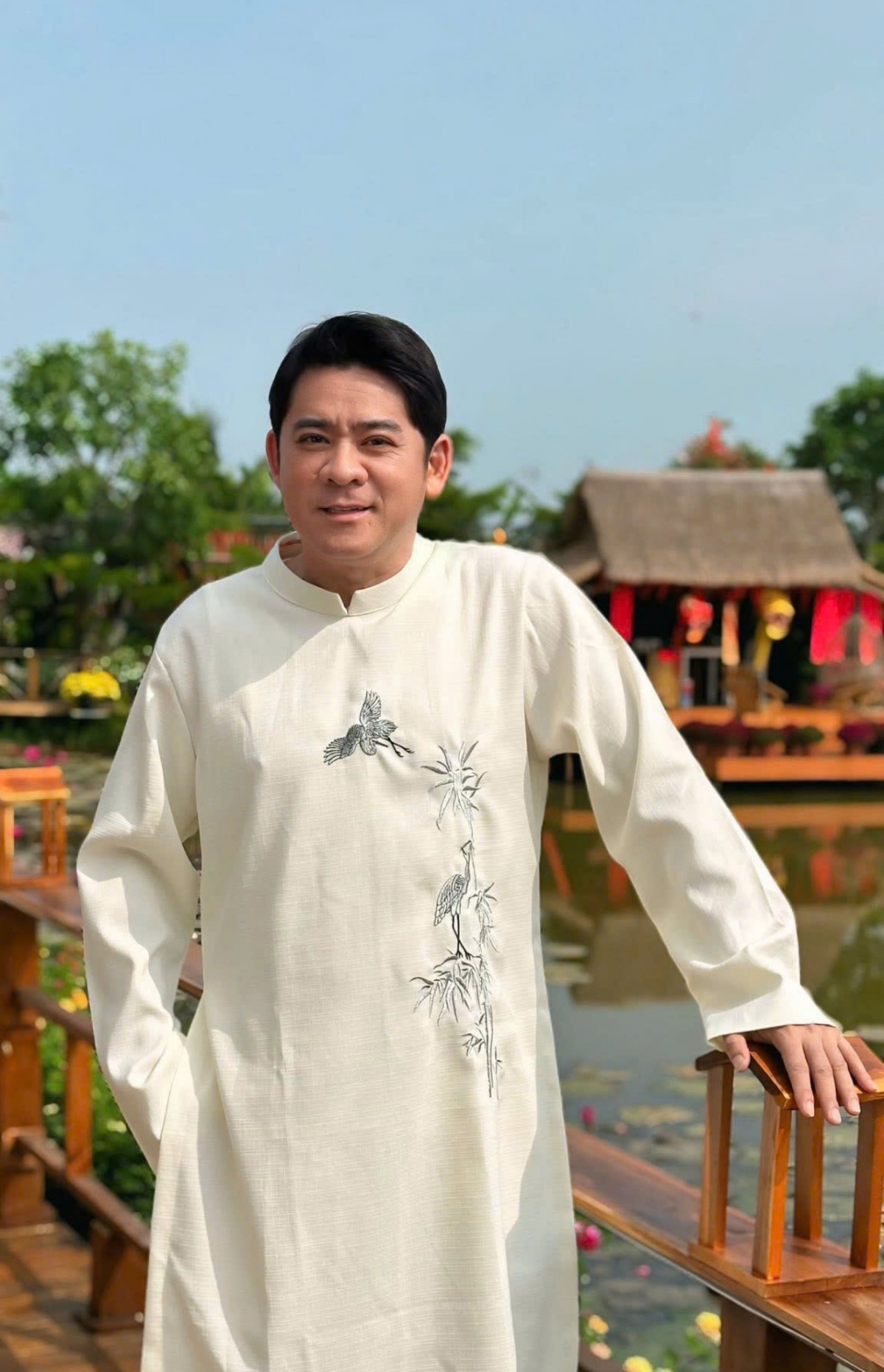 Diễn viên Huỳnh Anh Tuấn mặc áo dài chụp ảnh Tết. Anh được nhận xét phong độ, tươi tắn hơn sau thời gian đột quỵ.