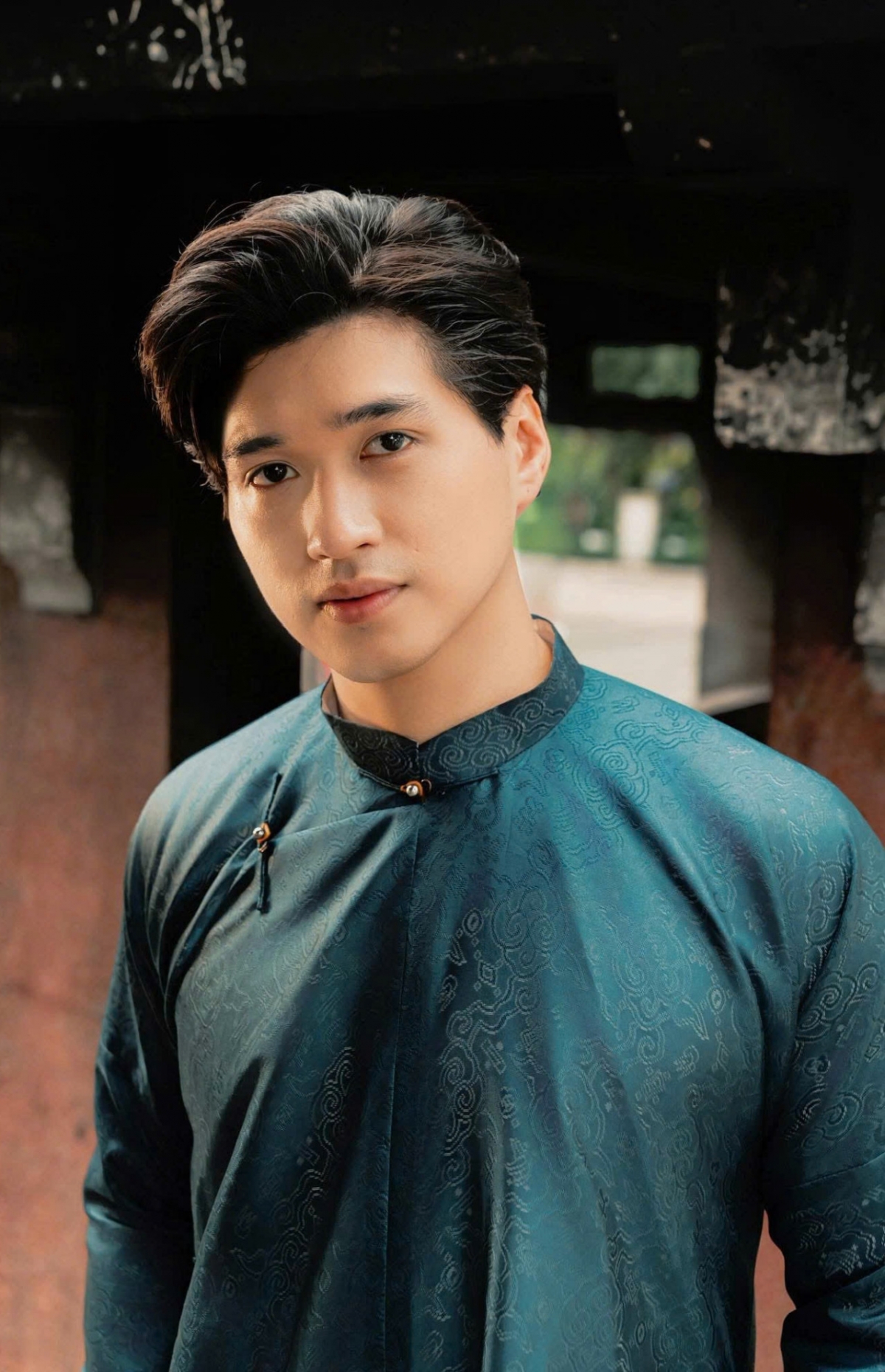 Ma Ran Đô khoe vẻ điển trai trong trang phục áo dài.