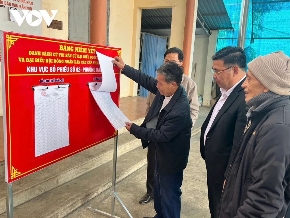Người dân kiểm tra thông tin cá nhân trong danh sách cử tri tại khu dân cư ở Thái Nguyên