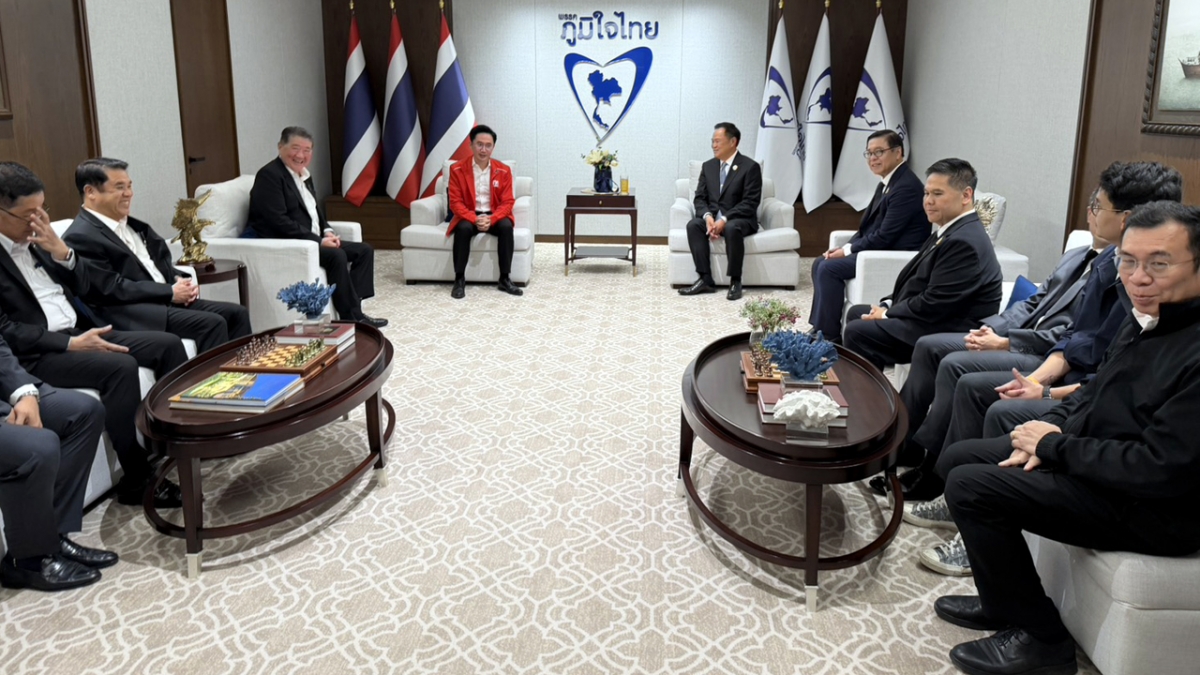 Thủ tướng lâm thời, lãnh đạo đảng Anutin Charnvirakul có cuộc gặp với ứng viên Thủ tướng của đảng Pheu Thai - ông Yodchanan Wongsawat. - Ảnh: Đảng Bhumjaithai