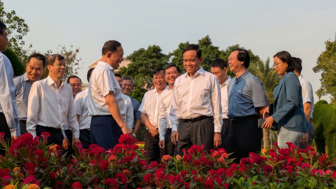 Bí thư Thành ủy TP.HCM Trần Lưu Quang và lãnh đạo TP tại khu vực nhà thi đấu Phan Đình Phùng (ảnh: H.G)