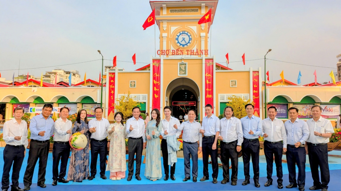 Bí thư Thành ủy TP.HCM Trần Lưu Quang và lãnh đạo TP chụp ảnh cùng du khách (ảnh: A.T)