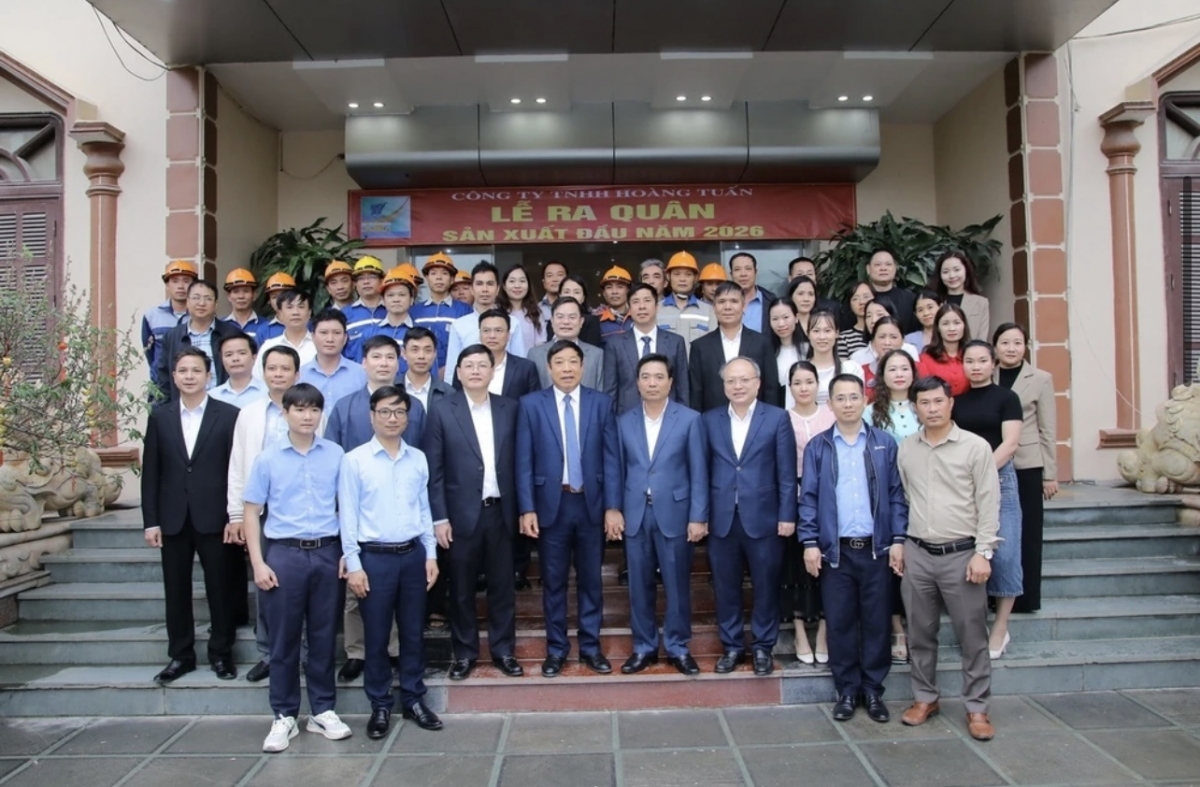 Bí thư Tỉnh ủy Nguyễn Doãn Anh chụp ảnh lưu niệm với cán bộ, công nhân viên Công ty TNHH Hoàng Tuấn.