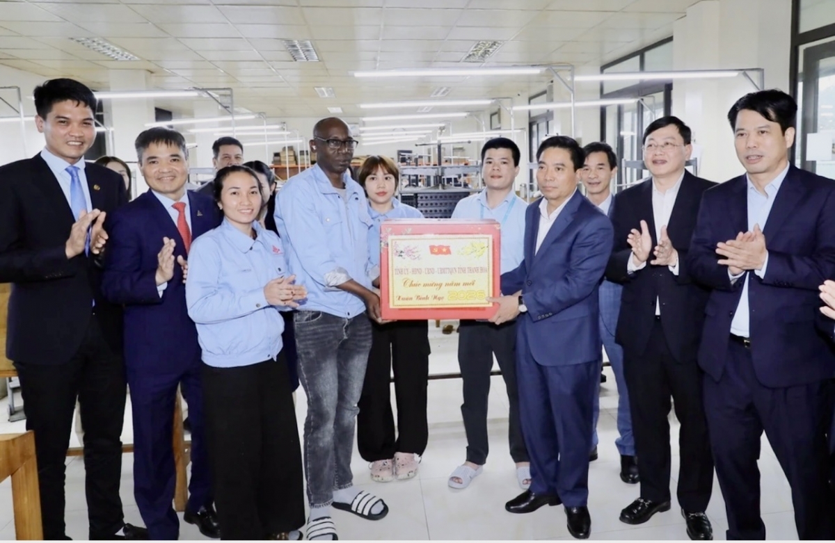 Bí thư Tỉnh ủy Nguyễn Doãn Anh tặng quà công nhân Công ty TNHH Một thành viên Thuốc lá Thanh Hóa.