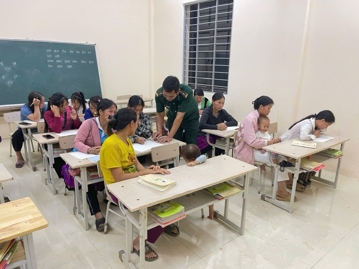 Những thầy giáo quân hàm xanh của các đồn biên phòng nhiều năm miệt mài "gieo" từng con chữ cho bà con.