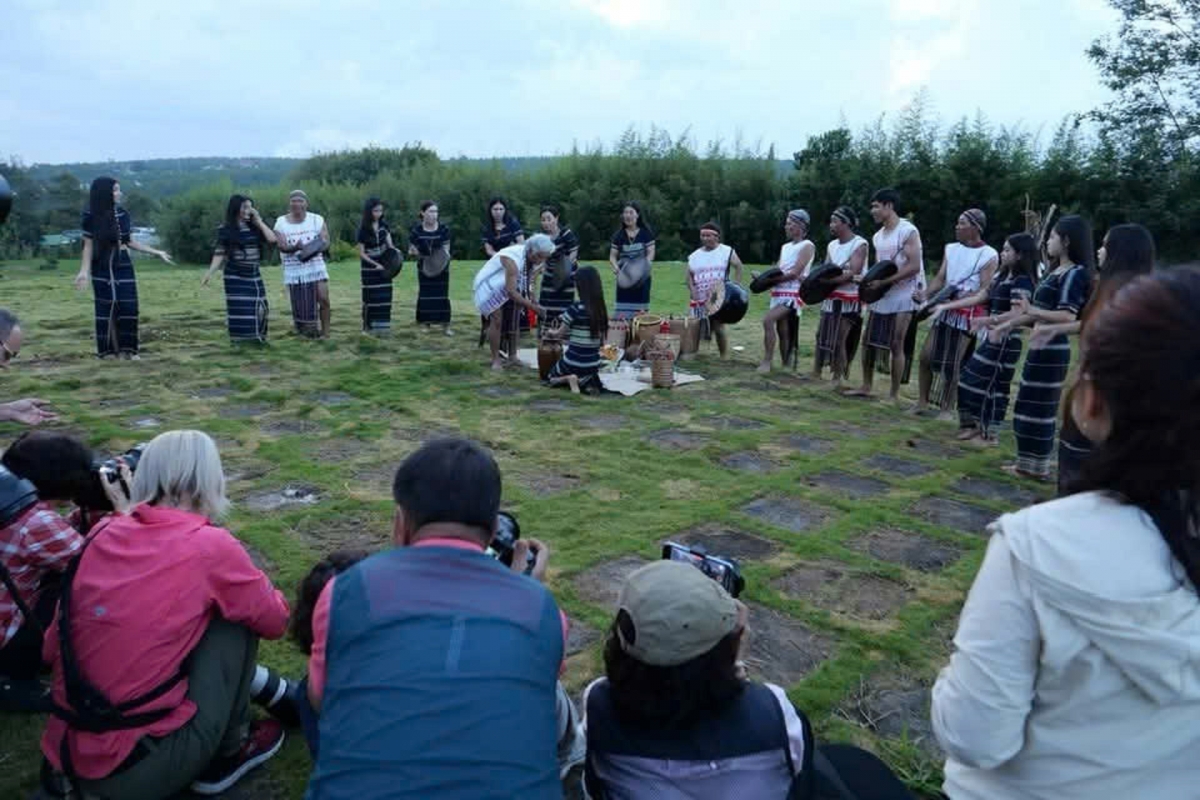 Biểu diễn cồng chiêng tại một khu du lịch ở Lâm Hà