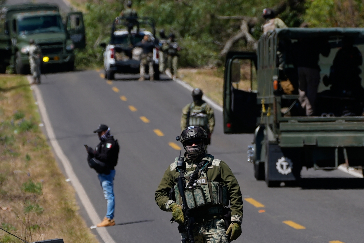 Binh lính Mexico ngay sau ngày tiêu diệt trùm ma túy El Mencho. Ảnh: AP.
