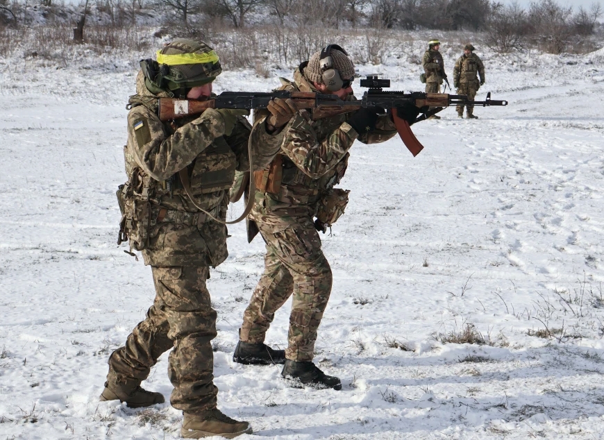 Binh sỹ Ukraine tập trận. Ảnh: AP