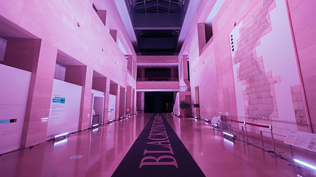 Bên trong Bảo tàng Quốc gia Hàn Quốc được chiếu sáng bằng màu hồng, màu sắc đặc trưng của nhóm nhạc nữ K-pop BLACKPINK, trong khuôn khổ dự án “NMK X BLACKPINK” tại Seoul. (Ảnh: YG Entertainment)