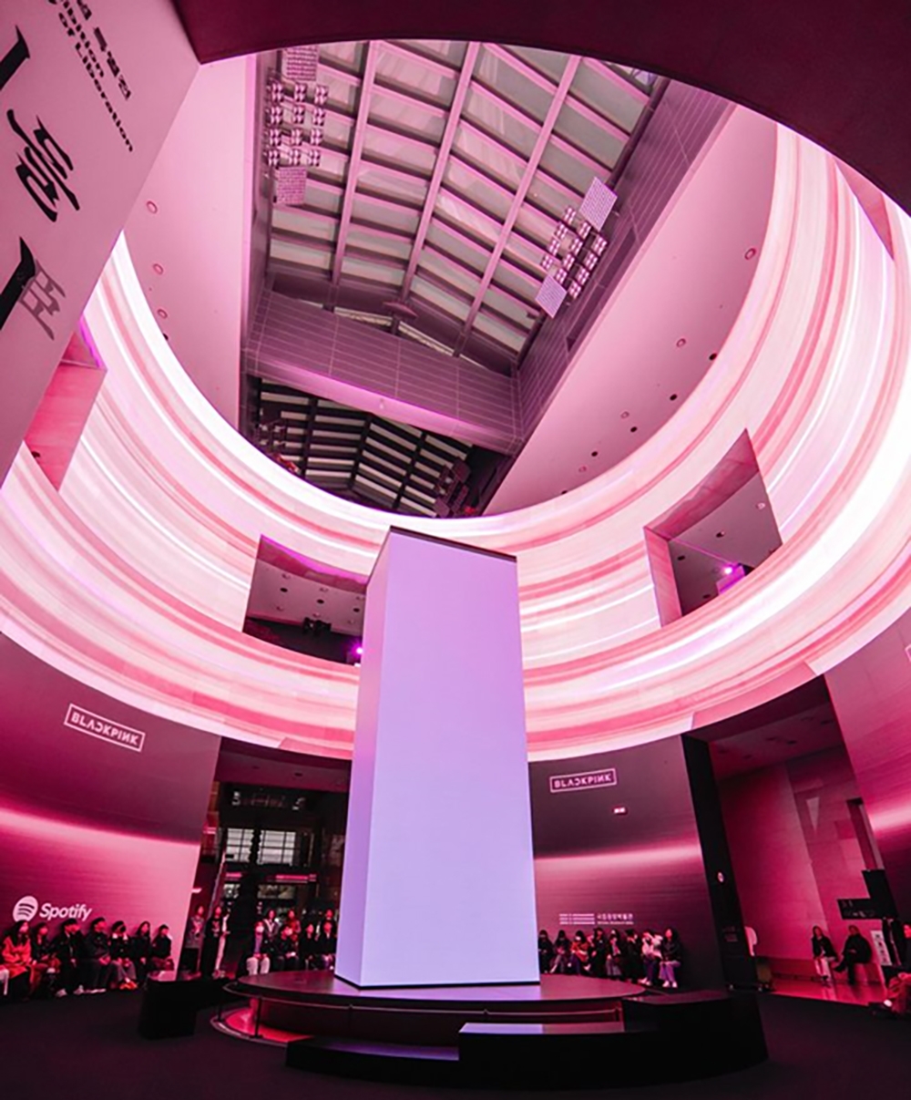 Khách tham quan đã tham dự sự kiện nghe thử trước khi phát hành dự án “NMK X BLACKPINK” tại Bảo tàng Quốc gia Hàn Quốc ngày 26/2. (Ảnh: YG Entertainment)