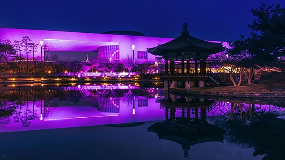 Bảo tàng Quốc gia Hàn Quốc được thắp sáng màu hồng trong khuôn khổ dự án “NMK X BLACKPINK”. (Ảnh: YG Entertainment)