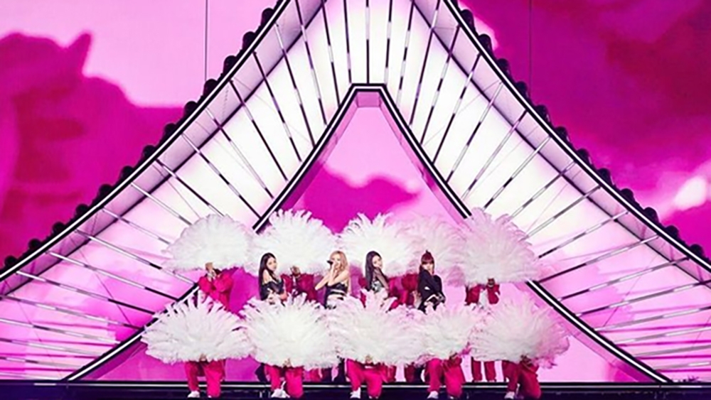 Các thành viên BLACKPINK biểu diễn tại Lễ hội âm nhạc và nghệ thuật Coachella Valley ở Indio, California năm 2023. Tại đây, nhóm đã kết hợp các họa tiết kiến ​​trúc truyền thống Hàn Quốc vào phần trình diễn trên sân khấu. (Ảnh: YG Entertainment)