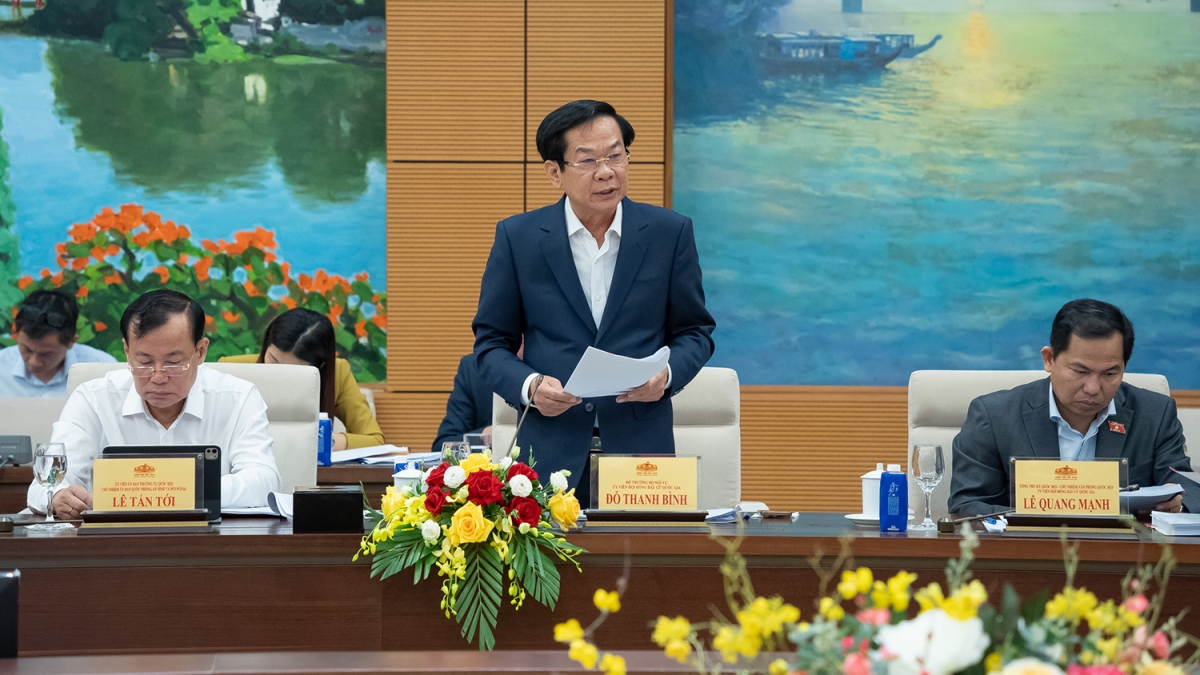 Bộ trưởng Bộ Nội vụ Đỗ Thanh Bình báo cáo tại hội nghị. Ảnh: Quốc hội