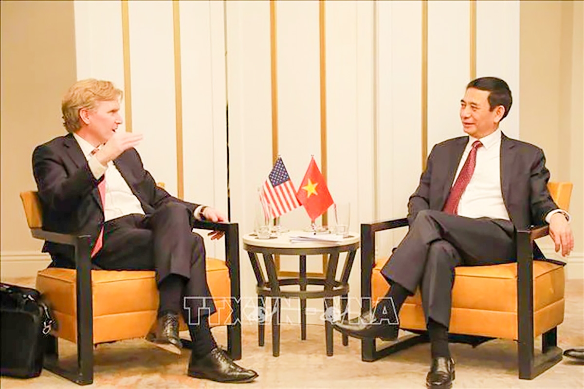 Đại tướng Phan Văn Giang trao đổi cùng Thứ trưởng thứ nhất Bộ Chiến tranh Mỹ - Ảnh: TTXVN