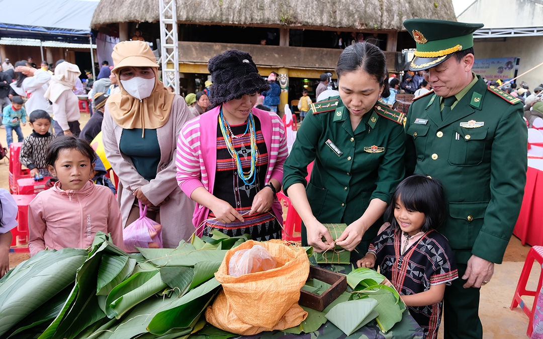 Bộ đội Biên phòng Đà Nẵng tham gia gói bánh chưng