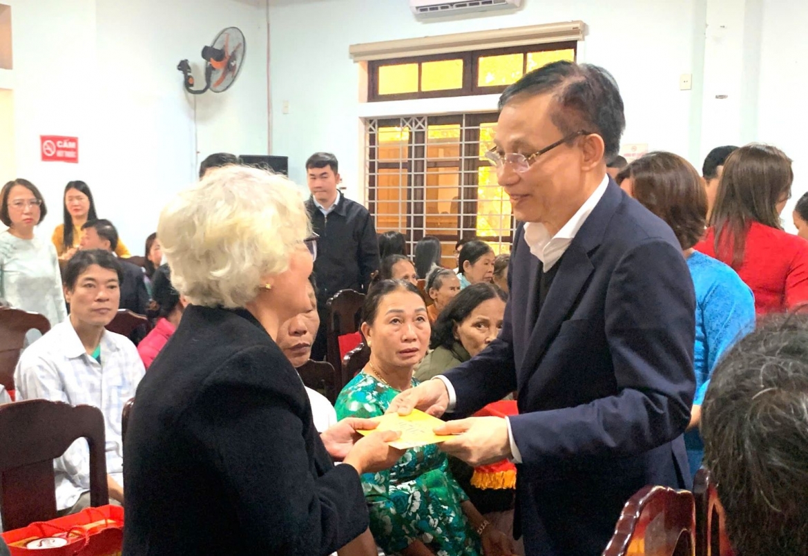 Bộ trưởng Bộ Ngoại giao trao quà Tết đến các gia đình chính sách, gia đình có hoàn cảnh khó khăn tại phường Thủy Xuân