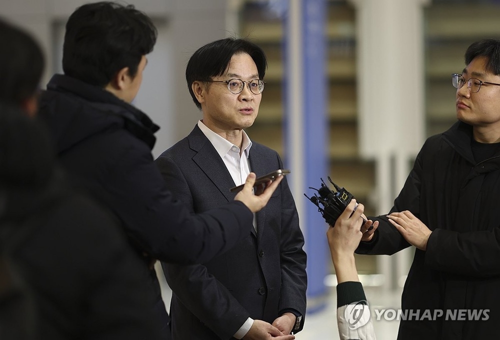 Bộ trưởng Công nghiệp Thương mại và Tài nguyên Hàn Quốc Kim Jung-kwan thông tin với báo chí sau khi kết thúc chuyến công du đến Mỹ. Ảnh: Yonhap News