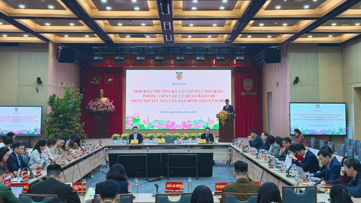 Toàn cảnh cuộc họp.