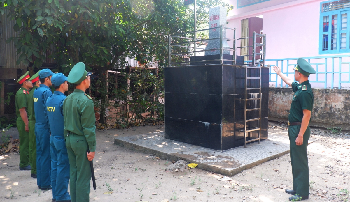 Bộ đội Biên phòng Đồng Tháp cùng các lực lượng chức năng trên tuyến biên giới tuần tra, kiểm soát cột mốc chủ quyền khu vực biên giới.
