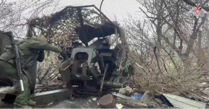 Binh sỹ Nga vận hành hệ thống pháo. Ảnh: Bộ Quốc phòng Nga