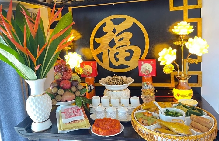 Việc đặt ba hũ gạo, muối, nước trên bàn thờ cần đúng vị trí, đúng cách để đảm bảo sự hài hòa trong không gian thờ cúng (Ảnh: Group Trang trí bàn thờ)