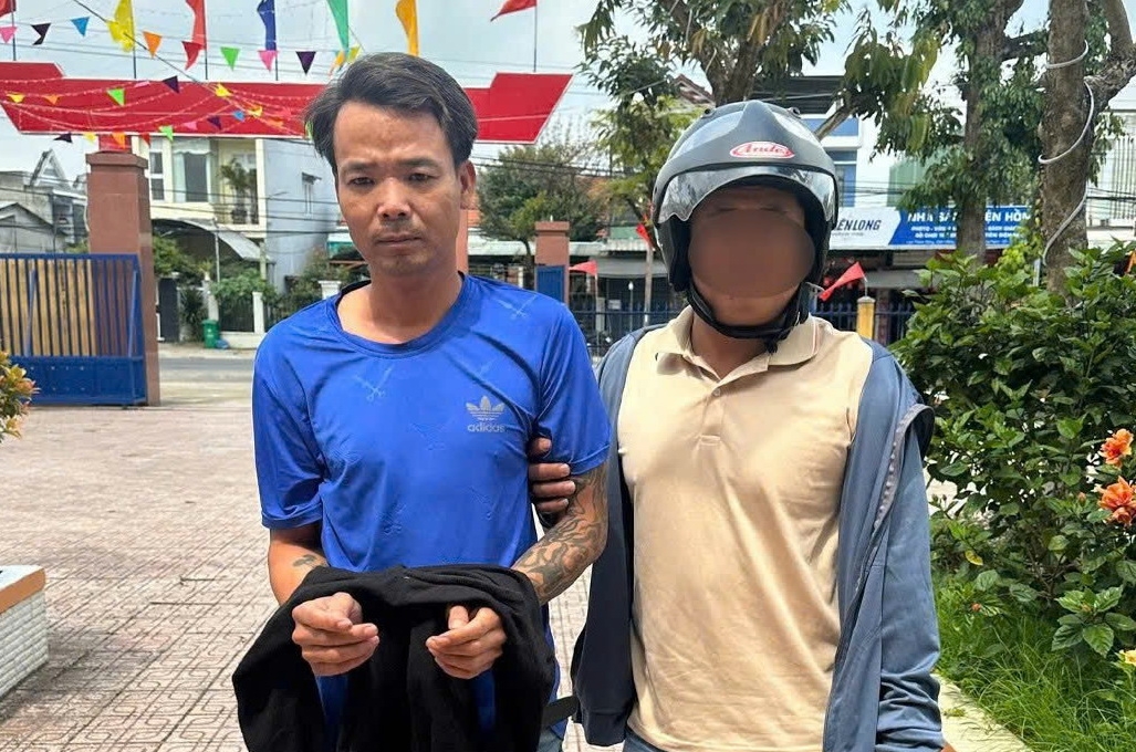 Bùi Tấn Dân (bên trái) đã được giao cho Cơ quan Cảnh sát điều tra, Công an tỉnh Đắk Lắk