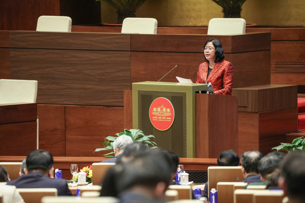 Chủ tịch Ủy ban Trung ương MTTQ Việt Nam Bùi Thị Minh Hoài trình bày báo cáo chuyên đề "Phát huy sức mạnh đại đoàn kết toàn dân tộc trong sự nghiệp xây dựng, phát triển đất nước và bảo vệ Tổ quốc trong kỷ nguyên mới". (Ảnh: Media Quốc hội)