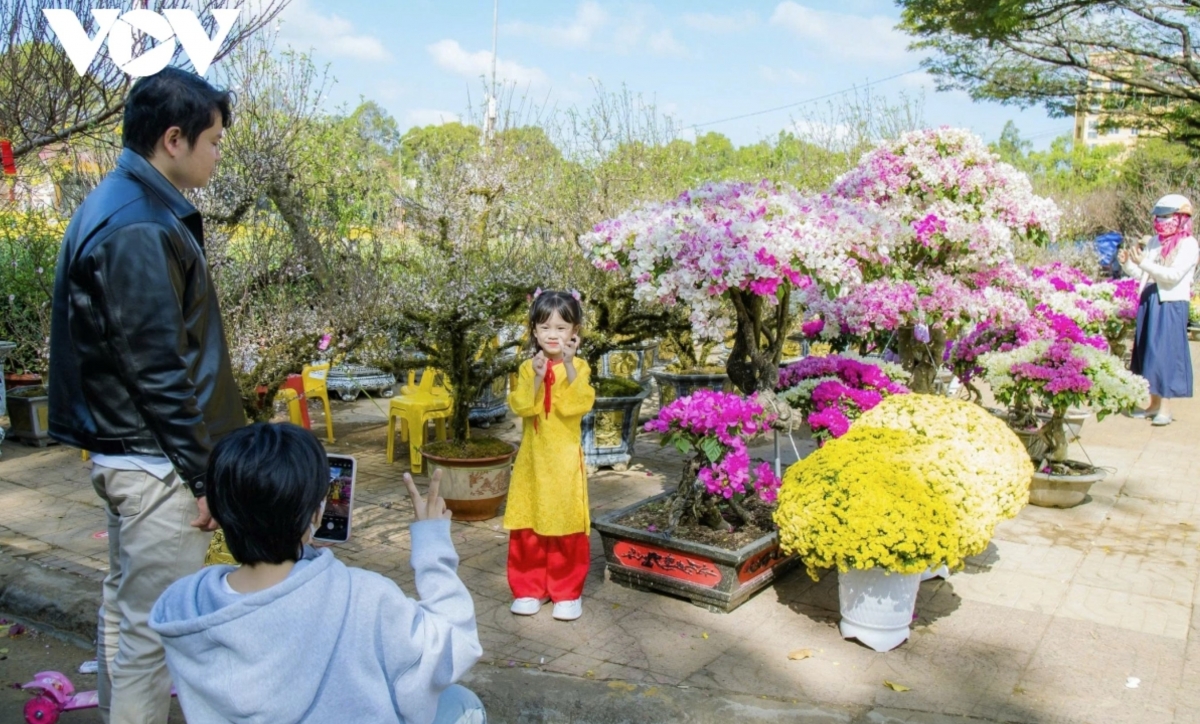 Beyond a place for buying and selling, the flower market is a familiar cultural space during the Lunar New Year, with many visitors stopping to take photos and capture spring moments.