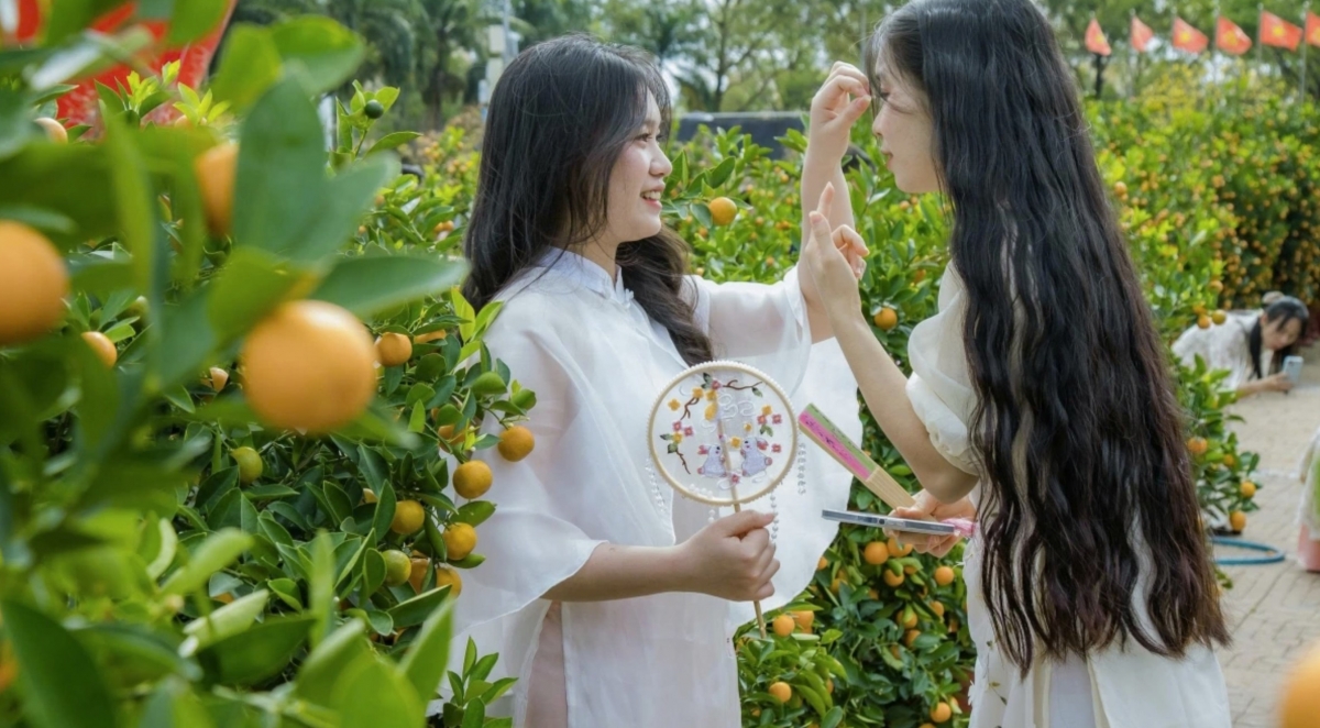 The flower market is also a familiar hangout for young people in the run-up to the Lunar New Year.