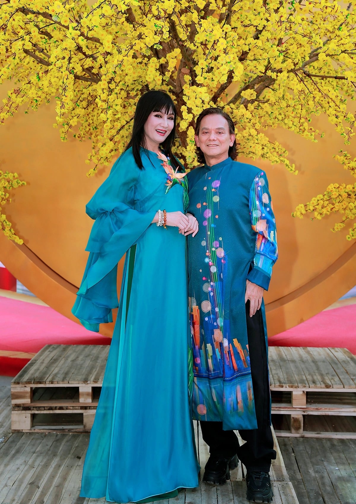 Vợ chồng Hiền Mai mặc áo dài ton sur ton sánh đôi dự khai mạc Lễ hội Tết Việt mừng xuân Bính Ngọ 2026.