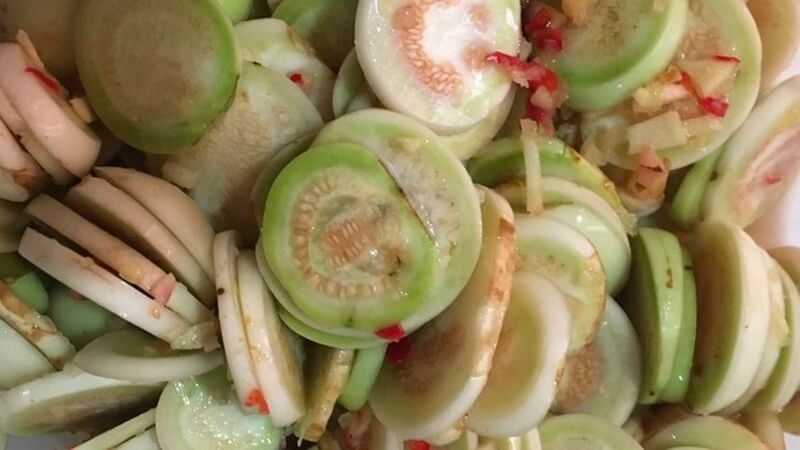 Cà muối xổi không cần loại bỏ hoàn toàn khỏi khẩu phần ăn, nhưng cần được sử dụng có kiểm soát