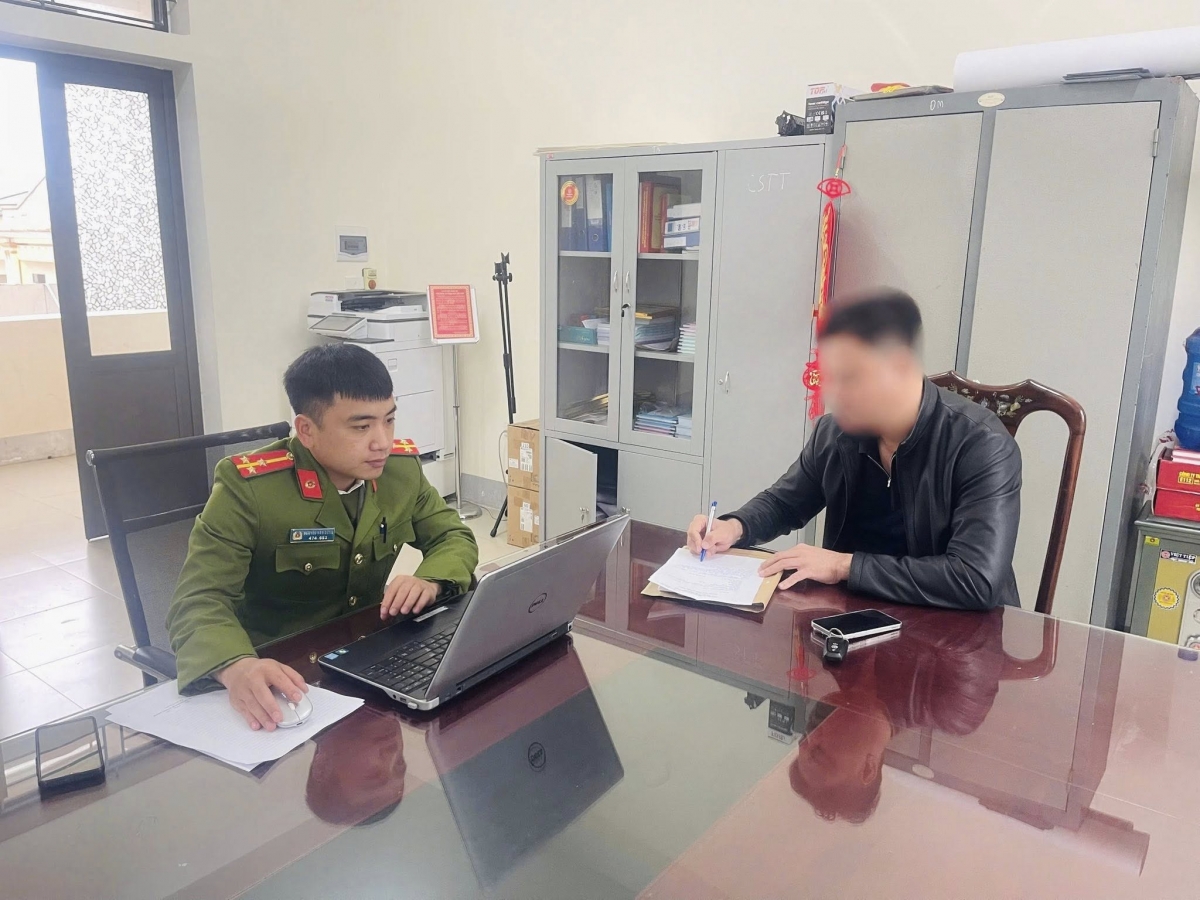 Anh N.V.L làm việc với Công an phường Trần Phú . (Ảnh: Công an phường Trần Phú).