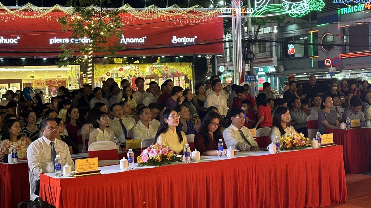 Các đại biểu tham dự lễ khai mạc.