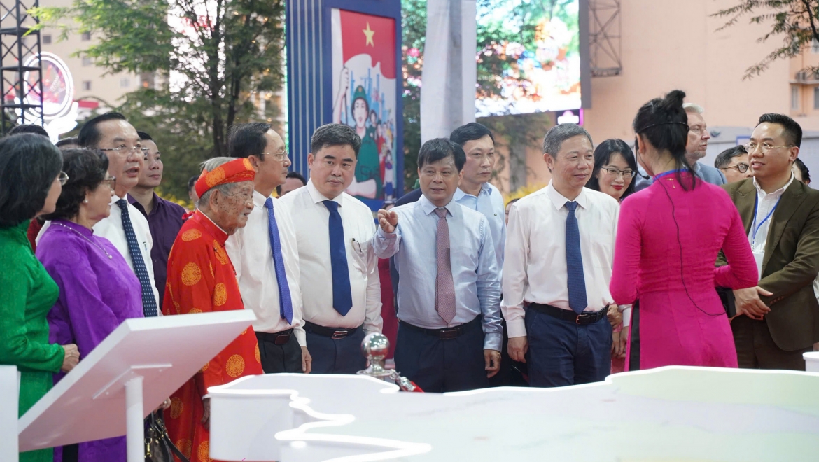 Các đại biểu tham quan đường sách