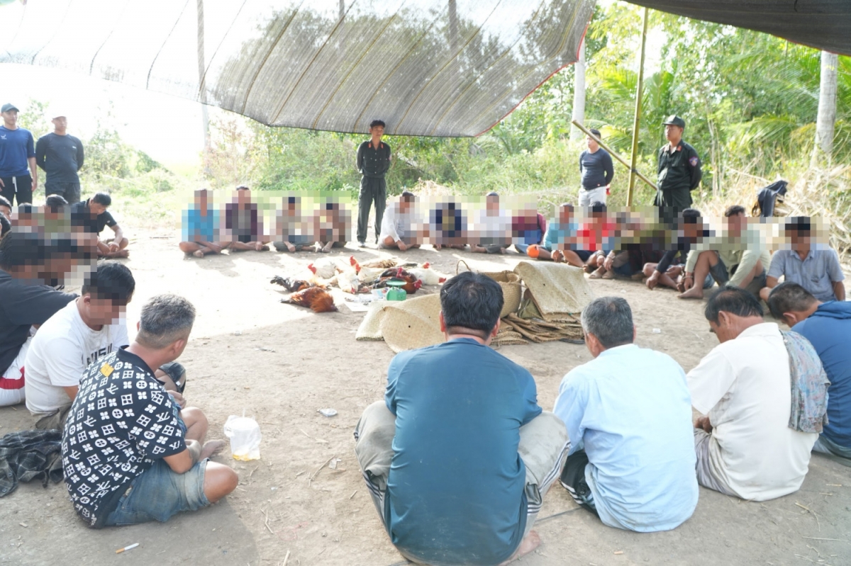 Các đối tượng cùng tang vật tại hiện trường- Ảnh: Công an thành phố Cần Thơ