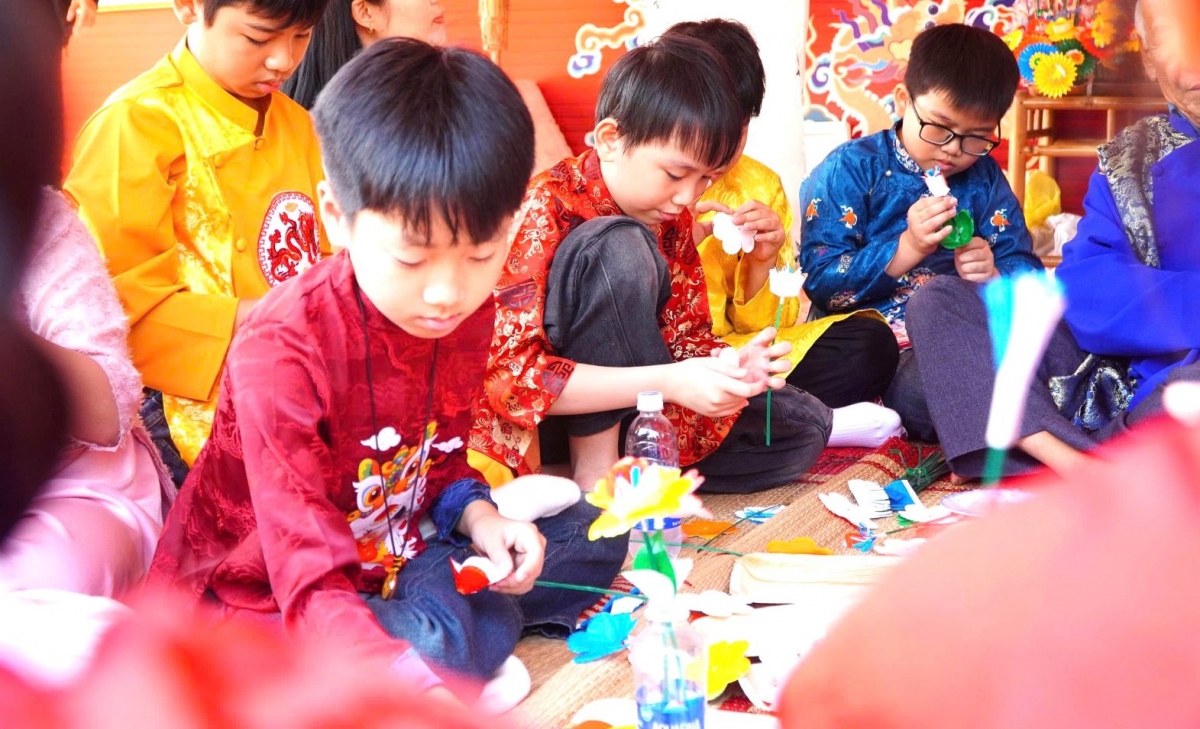 Các em nhỏ tham gia làm hoa giấy
 