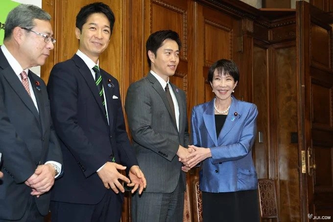 Cái bắt tay chiến lược của lãnh đạo LDP và Duy Tân (ảnh Jiji Press)