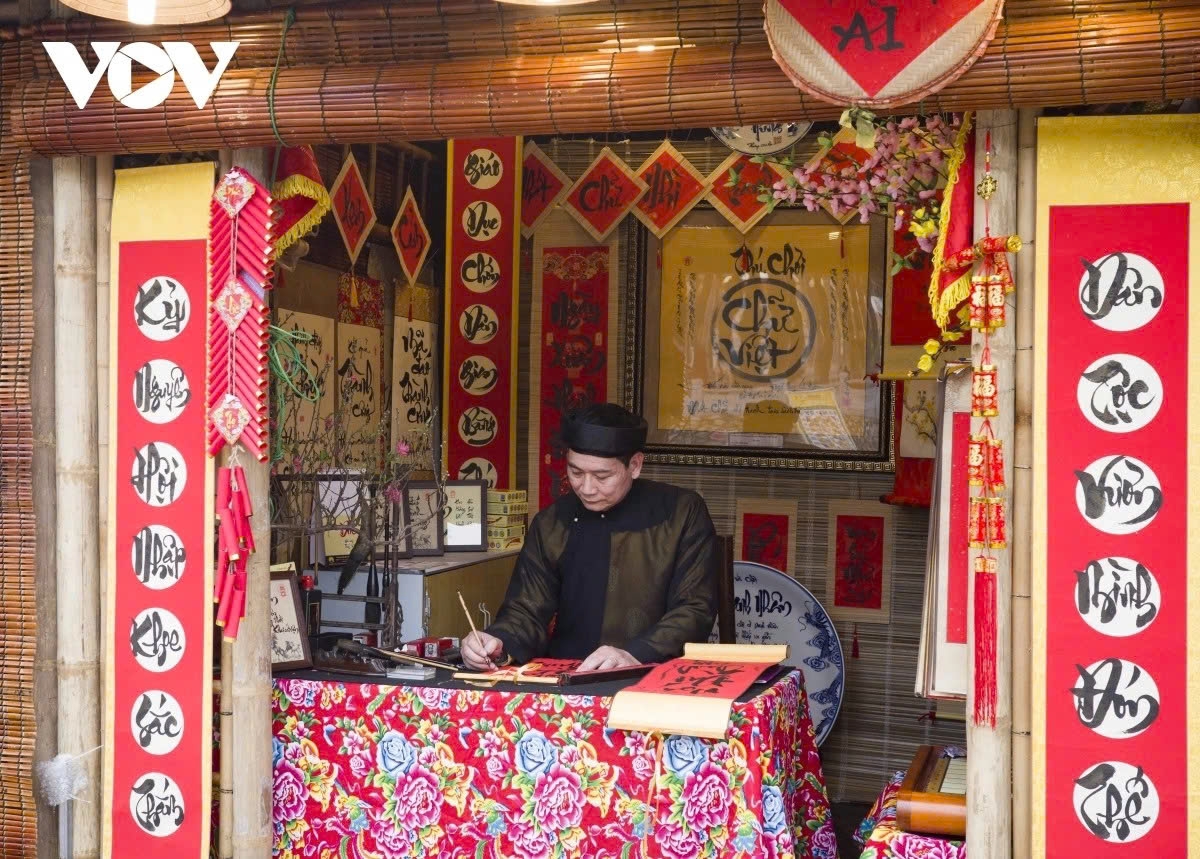 The annual spring calligraphy festival will come back to Ho Van area, part of the Van Mieu - Quoc Tu Giam Special National Relic, Hanoi, on February 11
