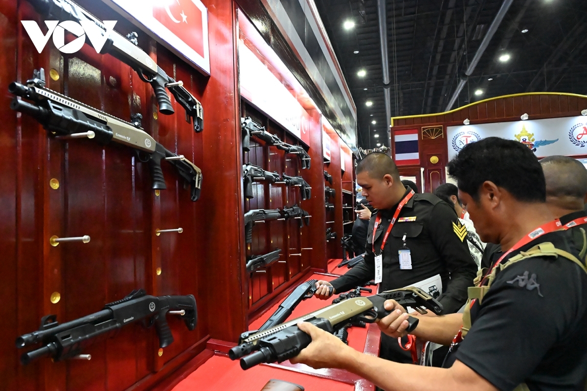 Ảnh minh họa một gian trưng bày súng tại Triển lãm Quốc phòng và An ninh 2025 tại Thái Lan.