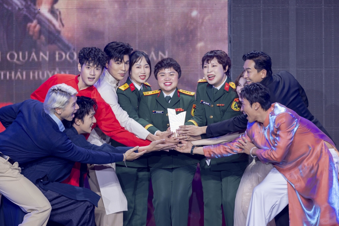 Ê-kíp phim Mưa đỏ cùng nhận giải Phim điện ảnh của năm tại WeChoice Awards 2025