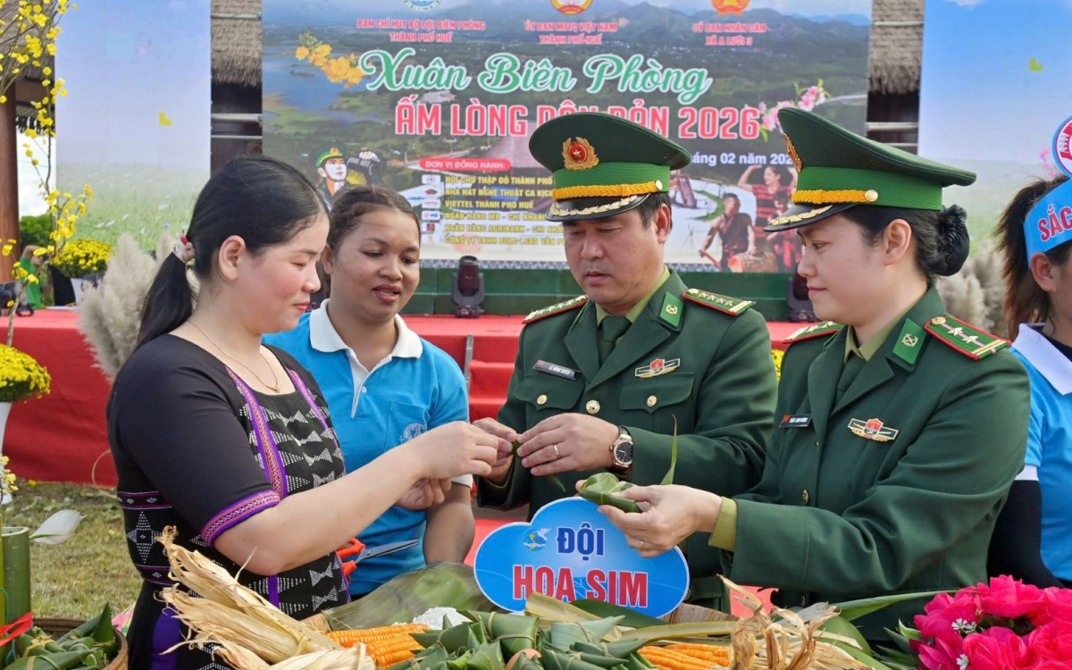 Cán bộ, chiến sĩ và người dân gói bánh A Quát.