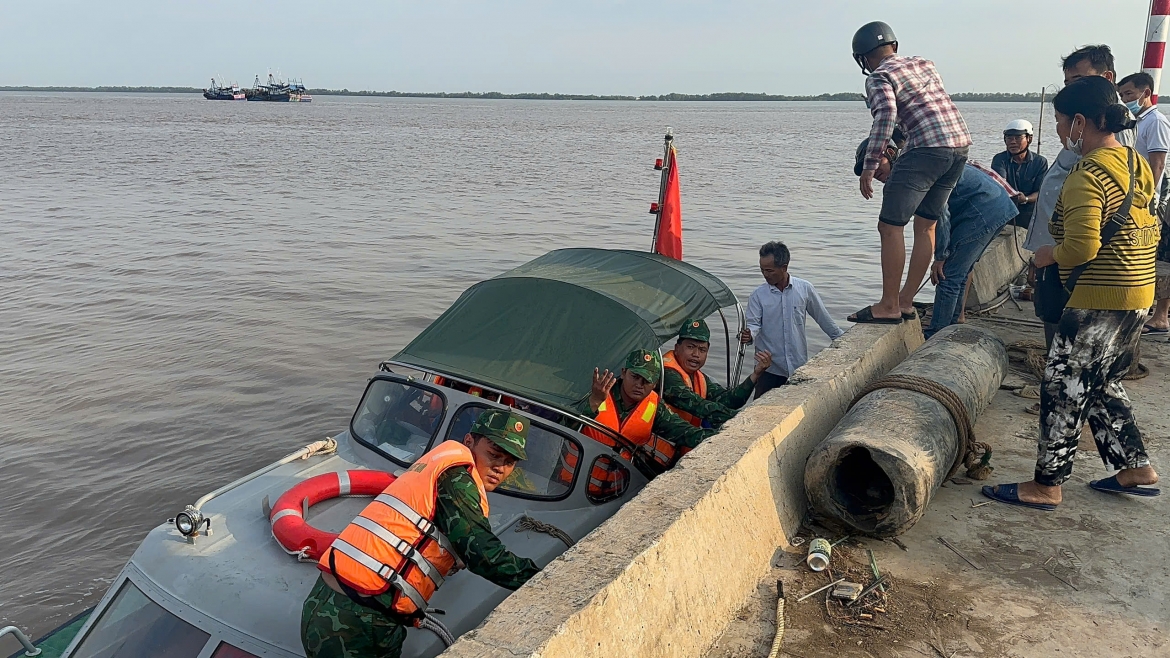 Bộ đội biên phòng đã hỗ trợ đưa ngư dân vào bờ để trị bệnh kịp thời