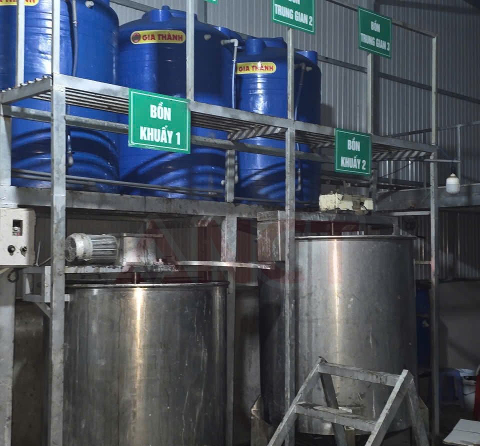 Các thiết bị, máy móc, nhà xưởng các đối tượng sử dụng để sản xuất phân bón giả. Ảnh: Công an Cần Thơ